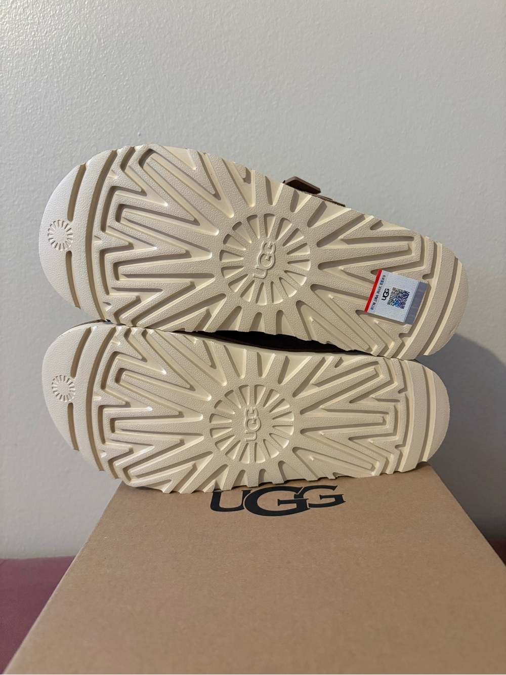 UGG GOLDENSTAR CLOGS - Picture 4 of 5